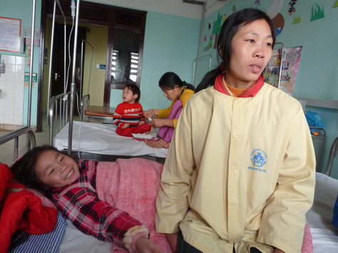 Bé Hậu từ Lào Cai lên viện từ ngày hôm qua. Hậu vui vẻ kể với tôi rằng tết năm nay vui nhất là được đi chợ tết với mẹ, được đi chơi với các bạn. Bé Hậu từ Lào Cai lên viện từ ngày hôm qua. Hậu vui vẻ kể với tôi rằng tết năm nay vui nhất là được đi chợ tết với mẹ, được đi chơi với các bạn.