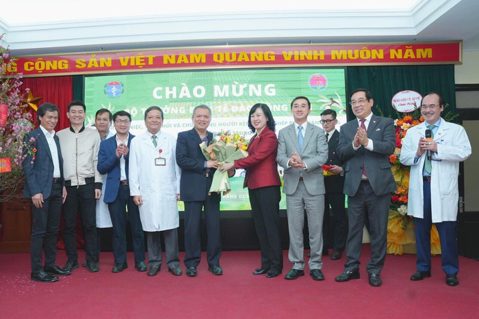 Bộ trưởng Bộ Y tế Đào Hồng Lan chúc mừng Giáo sư Lê Ngọc Thành và Bệnh viện phổi Trung ương, cùng ekip thực hiện thành công ca phẫu thuật. Ảnh: VNU z5194338675955_1d7544426f18f5476433fc0355aaa58e.jpg