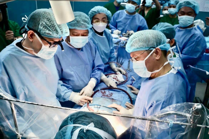 Ca ghép phổi kéo dài 12 tiếng ngày 30 Tết của Giáo sư, Tiến sĩ, Thầy thuốc Nhân dân Lê Ngọc Thành cùng ekip. Ảnh: Báo điện tử Đại biểu Nhân dân 11-1708135371835.jpeg