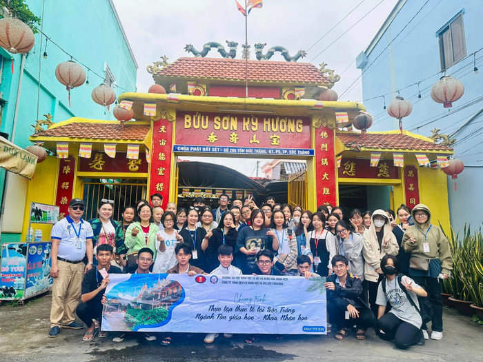 Sinh viên ngành Tôn giáo học, Khoa Nhân học, Trường Đại học Khoa học Xã hội và Nhân văn, Đại học Quốc gia Thành phố Hồ Chí Minh tham gia thực tập thực tế tại Sóc Trăng. Ảnh: website nhà trường 406702133_749902983841451_7772624663058701721_n (1).jpg