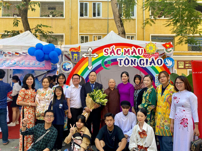 Giảng viên và sinh viên Bộ môn Tôn giáo học, Trường Đại học Khoa học Xã hội và Nhân văn, Đại học Quốc gia Hà Nội. Ảnh: Liên chi đoàn - Liên chi hội Tôn Giáo Học - USSH 311588258_542105337917754_9093956827333577663_n.jpg
