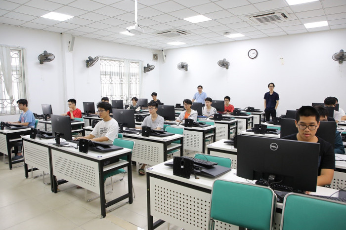 15 thí sinh trong ngày thi thử tại hội đồng thi ở Trường Đại học Công nghệ, Đại học Quốc gia Hà Nội ngày 17/5/2024. olp 15ts.jpg