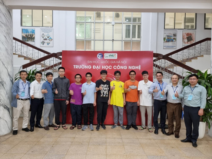 7 thí sinh được giải là các em Phạm Ngọc Trung, Nguyễn Hữu Tuấn, Trần Gia Huy, Nguyễn Tuấn Linh, Phạm Công Minh, Hoàng Xuân Bách, Nguyễn Tùng Lâm (đứng từ thứ 4 đến 10 tính từ trái sang phải) cùng với thầy Đỗ Đức Đông (trưởng đoàn, ngoài cùng bên phải), thầy Đỗ Phan Thuận (phó đoàn, ngoài cùng bên trái) và các thầy trong Ban tổ chức tại Trường Đại học Công nghệ, Đại học Quốc gia Hà Nội olp tin.jpg