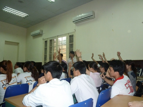Nhiều sinh viên tỏ ra khó bất bình, thất vọng, lo lắng trước quyết định dừng đi học tại nước ngoài. (ảnh Kim Ngân). Nhiều sinh viên tỏ ra khó bất bình, thất vọng, lo lắng trước quyết định dừng đi học tại nước ngoài. (ảnh Kim Ngân).