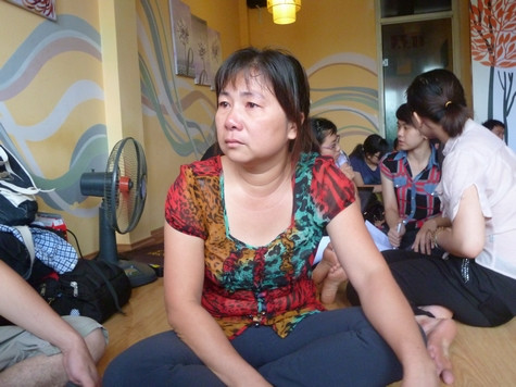 Cô Thủy (mẹ của ứng viên Nguyễn Hương Trà) xót xa, đau đớn khi thấy con lo lắng, hoang mang, mất hy vọng từ ngày nhận được thông báo không được đi du học Pháp nữa.(Ảnh Kim Ngân). Cô Thủy (mẹ của ứng viên Nguyễn Hương Trà) xót xa, đau đớn khi thấy con lo lắng, hoang mang, mất hy vọng từ ngày nhận được thông báo không được đi du học Pháp nữa.(Ảnh Kim Ngân).