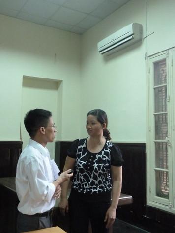 Bắt xe 5h sáng từ Quảng Trị ra Hà Nội, cô Bình (mẹ của em Đoàn Thị Vĩnh Hạnh) tha thiết mong muốn Bộ GD & ĐT, Chính phủ cố gắng đưa các em du học theo như chương trình, đền đáp công sức các em hi vọng, cố gắng. (ảnh Kim Ngân). Bắt xe 5h sáng từ Quảng Trị ra Hà Nội, cô Bình (mẹ của em Đoàn Thị Vĩnh Hạnh) tha thiết mong muốn Bộ GD & ĐT, Chính phủ cố gắng đưa các em du học theo như chương trình, đền đáp công sức các em hi vọng, cố gắng. (ảnh Kim Ngân).