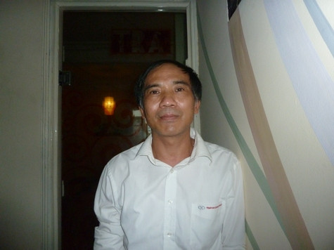 Bác Ngô Văn Dũng (bố của SV Ngô Mai Hạnh – ĐH Ngoại ngữ, ĐH QGHN) không thể tin được học bổng của Nhà nước lại bị dừng như thế. Bác Ngô Văn Dũng (bố của SV Ngô Mai Hạnh – ĐH Ngoại ngữ, ĐH QGHN) không thể tin được học bổng của Nhà nước lại bị dừng như thế.