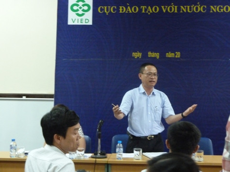 Cục trưởng Cục Đào tạo với nước ngoài Nguyễn Xuân Vang trả lời câu hỏi của các phụ huynh, ứng cử viên trong buổi trao đổi ngày 21/05 (ảnh Kim Ngân). Cục trưởng Cục Đào tạo với nước ngoài Nguyễn Xuân Vang trả lời câu hỏi của các phụ huynh, ứng cử viên trong buổi trao đổi ngày 21/05 (ảnh Kim Ngân).