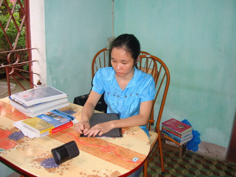 Tưởng chừng, việc học của chị Nguyệt không bao giờ thành hiện thực khi đôi mắt của chị mờ đục dần. Nhưng nghị lực sống giúp chị tìm cơ hội đi học suốt 10 năm trời, hiện nay chị sắp tốt nghiệp khoa Luật, ĐH Mở Hà Nội và chuẩn bị đảm nhận Phó Chủ tịch hội người mù tỉnh Phú Thọ. Tưởng chừng, việc học của chị Nguyệt không bao giờ thành hiện thực khi đôi mắt của chị mờ đục dần. Nhưng nghị lực sống giúp chị tìm cơ hội đi học suốt 10 năm trời, hiện nay chị sắp tốt nghiệp khoa Luật, ĐH Mở Hà Nội và chuẩn bị đảm nhận Phó Chủ tịch hội người mù tỉnh Phú Thọ.