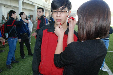 Cổ động viên vẽ mặt ủng hộ đội nhà Cổ động viên vẽ mặt ủng hộ đội nhà