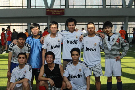 Trong trận đấu mở màn cho ngày khai mạc diễn ra ngày 26/3 vừa qua giữa Cơ Khí Chính xác ITMO và Hải Quân Pie không khí sân vận động như cháy lên trong sự hào hứng, cuồng nhiệt của cổ động viên, bất chấp cái lạnh âm độ của thời tiết. (ảnh chụp Đội hình ra quân của Đại Học Bách Khoa – Saint Petersburg) Trong trận đấu mở màn cho ngày khai mạc diễn ra ngày 26/3 vừa qua giữa Cơ Khí Chính xác ITMO và Hải Quân Pie không khí sân vận động như cháy lên trong sự hào hứng, cuồng nhiệt của cổ động viên, bất chấp cái lạnh âm độ của thời tiết. (ảnh chụp Đội hình ra quân của Đại Học Bách Khoa – Saint Petersburg)