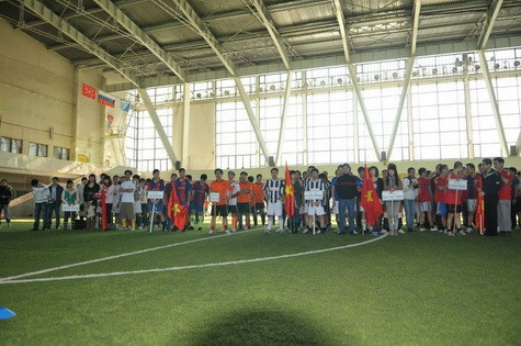 Mùa giải năm nay quy tụ sự tham gia của 10 đội đến từ các trường Đại học trong địa bàn Thành Phố: Bách Khoa, Khí tượng Thủy Văn – Bưu Điện, Tổng Hợp, Hải Quân Pusskin, Đội cựu sinh viên Lâm Nghiệp, Cơ Khí Chính xác ITMO, Hải Quân Pie, Hàng Hải, Leti. ( ảnh chụp10 đội quy tụ tại giải) Mùa giải năm nay quy tụ sự tham gia của 10 đội đến từ các trường Đại học trong địa bàn Thành Phố: Bách Khoa, Khí tượng Thủy Văn – Bưu Điện, Tổng Hợp, Hải Quân Pusskin, Đội cựu sinh viên Lâm Nghiệp, Cơ Khí Chính xác ITMO, Hải Quân Pie, Hàng Hải, Leti. ( ảnh chụp10 đội quy tụ tại giải)