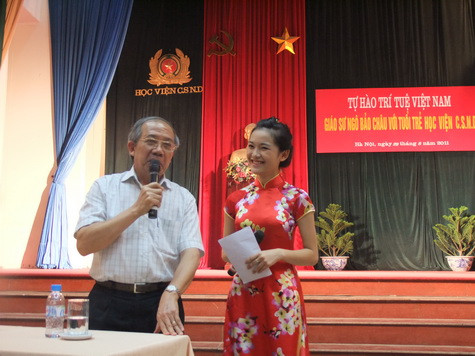 Bích Thu còn là nữ MC khéo léo, nhạy bén. Hơn thế nữa cô còn có tài hùng biện, viết lách. Hiện nay, Thu là chủ nhiệm CLB Người cảnh sát trẻ của Học viện CS. Bích Thu còn là nữ MC khéo léo, nhạy bén. Hơn thế nữa cô còn có tài hùng biện, viết lách. Hiện nay, Thu là chủ nhiệm CLB Người cảnh sát trẻ của Học viện CS.