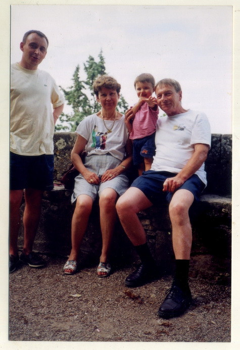 3 thế hệ gia đình Courtaban - Lion - Pháp là 1 trong những người đã và vẫn tiếp tục đỡ đầu cho trẻ em Việt Nam