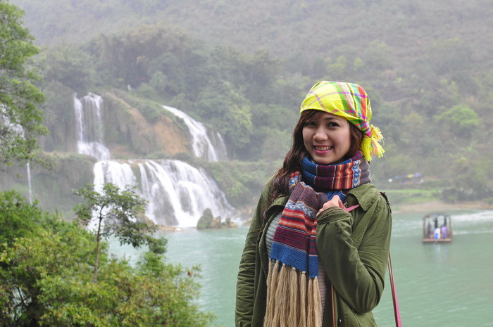 “Hạnh phúc nhất là lúc giao lưu với các em học sinh ở trường tiểu học Chí Viễn. Mặc dù trời mưa, nhưng thầy trò và cả đoàn vẫn vui vẻ, hòa vào nhau để múa hát. Nhớ nhất là lúc các bé nhảy aerobic, cả hoa hậu Nguyễn Thị Loan và vài người trong đoàn chạy xung quanh cổ vũ cho các em, mọi người cười thật vui xóa tan giá rét nơi đây. Dường như không còn khoảng cách nào nữa”, Ngọc Trâm trải lòng. “Hạnh phúc nhất là lúc giao lưu với các em học sinh ở trường tiểu học Chí Viễn. Mặc dù trời mưa, nhưng thầy trò và cả đoàn vẫn vui vẻ, hòa vào nhau để múa hát. Nhớ nhất là lúc các bé nhảy aerobic, cả hoa hậu Nguyễn Thị Loan và vài người trong đoàn chạy xung quanh cổ vũ cho các em, mọi người cười thật vui xóa tan giá rét nơi đây. Dường như không còn khoảng cách nào nữa”, Ngọc Trâm trải lòng.