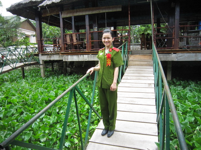 Nữ cảnh sát duyên dáng, xinh đẹp này chọn HV Cảnh sát bởi đó là môi trường rèn luyện con người tốt. Bích Thu là Đảng viên từ năm thứ 2 và trong suốt 4 năm học, Thu tham gia năng nổ hoạt động Đoàn. Nữ cảnh sát duyên dáng, xinh đẹp này chọn HV Cảnh sát bởi đó là môi trường rèn luyện con người tốt. Bích Thu là Đảng viên từ năm thứ 2 và trong suốt 4 năm học, Thu tham gia năng nổ hoạt động Đoàn.