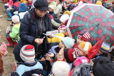 Cô giáo Ngô Thị Hằng (nguyên Phó Hiệu trưởng trường THPT Thường Tín) thấy "trẻ ra" khi trải qua 2 ngày đi từ thiện tại Chí Viễn, Cao Bằng. Cô giáo Ngô Thị Hằng (nguyên Phó Hiệu trưởng trường THPT Thường Tín) thấy "trẻ ra" khi trải qua 2 ngày đi từ thiện tại Chí Viễn, Cao Bằng.