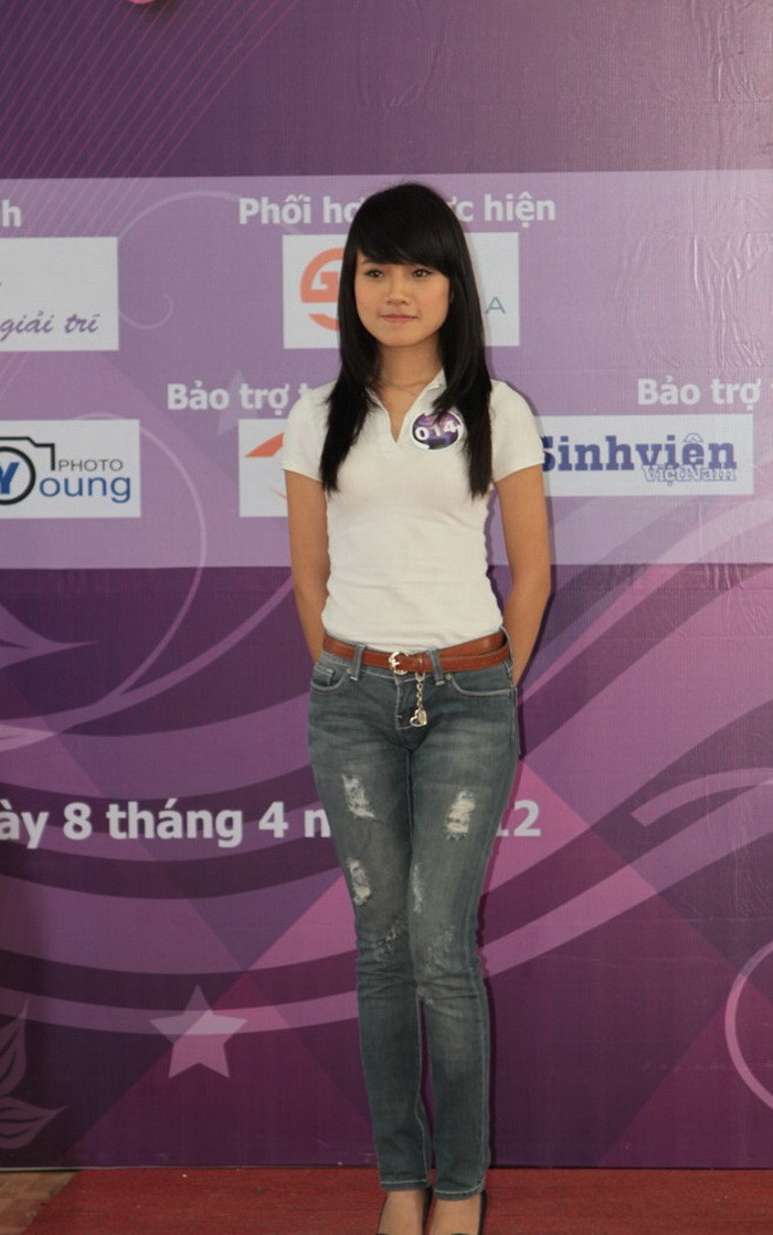 Nguyễn Linh Chi Hoa Ngày sinh: 13/03/1992 Nơi sinh: Hà Nội Lớp: 310402B, ĐHDL Phương Đông Nguyễn Linh Chi Hoa Ngày sinh: 13/03/1992 Nơi sinh: Hà Nội Lớp: 310402B, ĐHDL Phương Đông