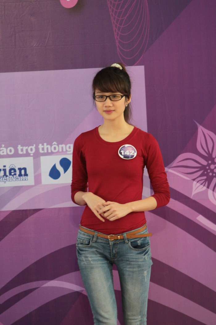 Hoàng Ngọc Hà Hải Yến Ngày sinh: 11.05.1993 Nơi sinh: Yên Bái Lớp: K56a, ĐH Đại học Khoa học xã hội và Nhân văn Hà Nội Hoàng Ngọc Hà Hải Yến Ngày sinh: 11.05.1993 Nơi sinh: Yên Bái Lớp: K56a, ĐH Đại học Khoa học xã hội và Nhân văn Hà Nội