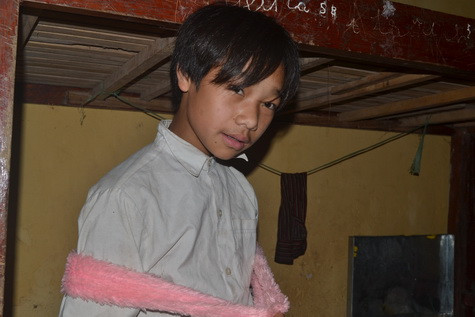 A Tụa bẽn lẽn khi có người lạ vào. A Tua kể rằng đi bộ về nhà nhiều mệt lắm. Cuối tuần mấy đứa nấu cháo trắng để ăn cho no.