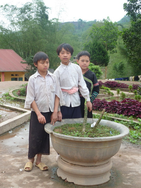 Sùng A Tua (giữa) đang học lớp 5 Trường tiểu học Cát Thịnh