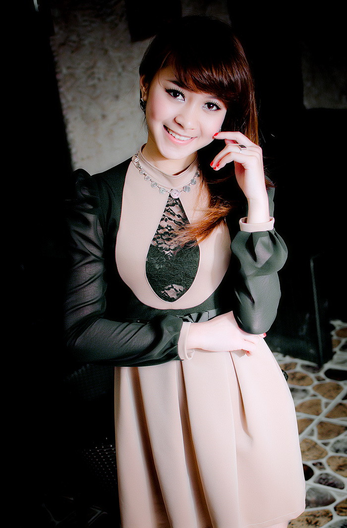 Cô gái xứ Lạng thích ca nhạc và mơ ước trở thành một ca sĩ tuổi teen. Sở hữu khuôn mặt biểu cảm cùng với nụ cười rạng rỡ và “đôi mắt biết nói” khiến các chàng trai bị cuốn hút.