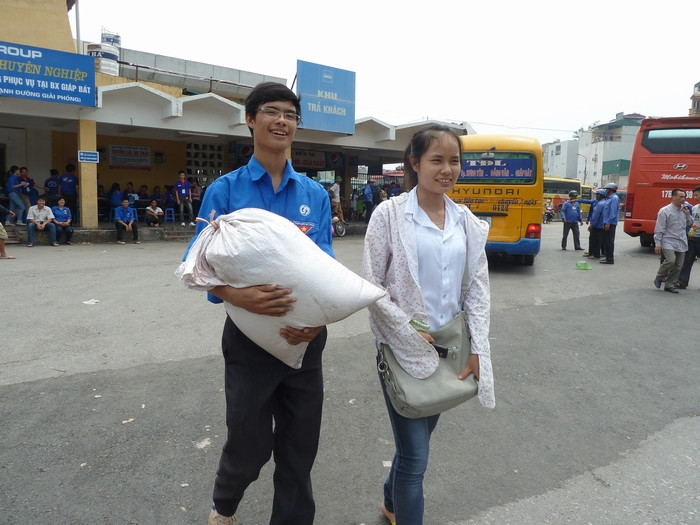 Đó là những nụ cười của cậu sinh viên tình nguyện này và cô học sinh này. Đó là những nụ cười của cậu sinh viên tình nguyện này và cô học sinh này.