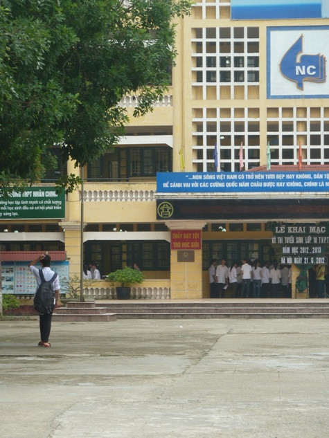 Nhiều học sinh đến sát giờ thi nhưng vẫn đủng đỉnh tìm phòng thi.