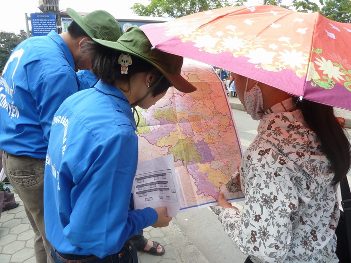 Sẵn sàng, nhiệt tình tư vấn đường đi buýt cho thí sinh bằng bản đồ. Sẵn sàng, nhiệt tình tư vấn đường đi buýt cho thí sinh bằng bản đồ.