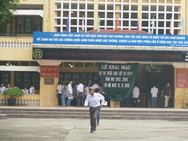 Người nhà học sinh vội vàng mang cho con thẻ dự thi cho con kịp vào thi.