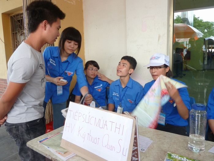 Đội tình nguyện Học viện Kỹ thuật Quân sự tiếp sức mùa thi đang tư vấn đường đi, địa điểm thi của người nhà thí sinh. Đội tình nguyện Học viện Kỹ thuật Quân sự tiếp sức mùa thi đang tư vấn đường đi, địa điểm thi của người nhà thí sinh.