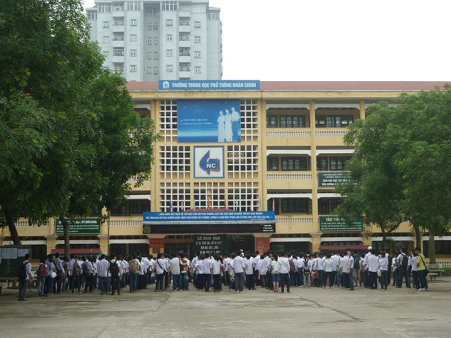 7h kém 15 học sinh tập trung, trường làm lễ chào cờ, ổn định phòng thi.