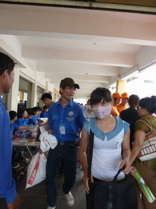 Những bạn nam sinh viên tình nguyện không ngại giúp đỡ xách đồ nặng cho thí sinh và người nhà thí sinh khi họ vừa xuống xe. Những bạn nam sinh viên tình nguyện không ngại giúp đỡ xách đồ nặng cho thí sinh và người nhà thí sinh khi họ vừa xuống xe.