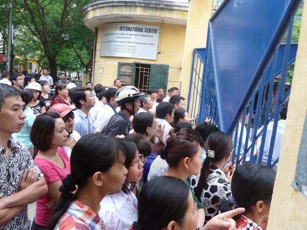 Đa số phụ huynh đều đưa con em đi sớm, đứng ngồi không yên, lo lắng cho con bên trong phòng thi.