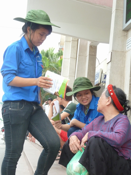 Những hình ảnh đẹp, ấn tượng bóng áo xanh tại bến xe trong những ngày hè cuối tháng 6. Những hình ảnh đẹp, ấn tượng bóng áo xanh tại bến xe trong những ngày hè cuối tháng 6.