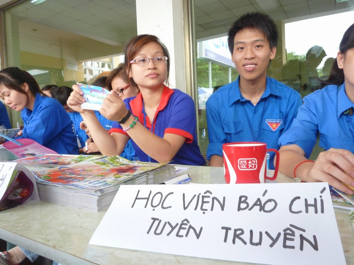 Sinh viên tình nguyện tư vấn đường đi, nhà trọ giá rẻ cho thí sinh. Sinh viên tình nguyện tư vấn đường đi, nhà trọ giá rẻ cho thí sinh.