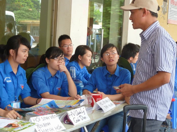 Trong những ngày tới, số lượng thí sinh đổ về Hà Nội đông hơn, các đội đã chuẩn bị sẵn sàng tinh thần và thông tin để hỗ trợ tốt nhất và nhanh nhất cho thí sinh và người nhà thí sinh. Trong những ngày tới, số lượng thí sinh đổ về Hà Nội đông hơn, các đội đã chuẩn bị sẵn sàng tinh thần và thông tin để hỗ trợ tốt nhất và nhanh nhất cho thí sinh và người nhà thí sinh.