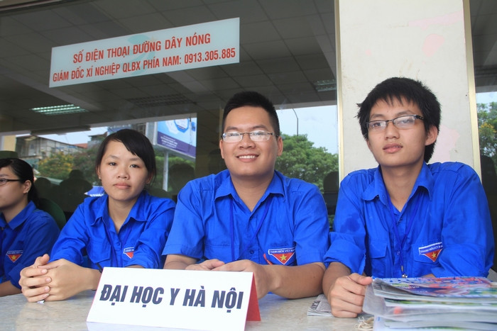 Tại bến xe Giáp Bát (Giải Phóng, Hà Nội), hơn 150 bạn tình nguyện viên của 32 đội thanh niên, sinh viên tình nguyện của các trường, các hội đồng hương như trường Đại học Y Hà Nội, Đại học Công Đoàn, Học viện Báo chí tuyên truyền, Đội Sông Mã, Hội đồng hương Nam Định… đã tỏa ra khắp hướng để hỗ trợ, giúp đỡ, tư vấn cho các thí sinh và người nhà thí sinh lên Hà Nội thi đại học. Tại bến xe Giáp Bát (Giải Phóng, Hà Nội), hơn 150 bạn tình nguyện viên của 32 đội thanh niên, sinh viên tình nguyện của các trường, các hội đồng hương như trường Đại học Y Hà Nội, Đại học Công Đoàn, Học viện Báo chí tuyên truyền, Đội Sông Mã, Hội đồng hương Nam Định… đã tỏa ra khắp hướng để hỗ trợ, giúp đỡ, tư vấn cho các thí sinh và người nhà thí sinh lên Hà Nội thi đại học.