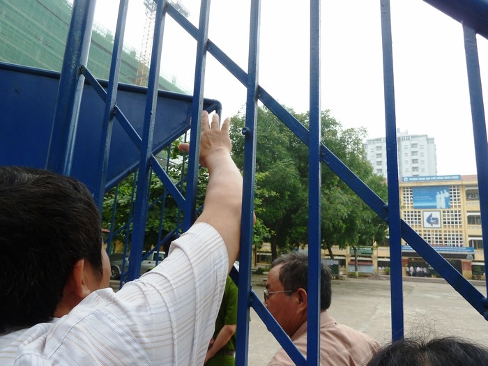 Phụ huynh này còn vẫy tay chào con, ra hiệu để con gái nhìn thấy yên tâm, tự tin làm bài hơn. Phụ huynh này còn vẫy tay chào con, ra hiệu để con gái nhìn thấy yên tâm, tự tin làm bài hơn.