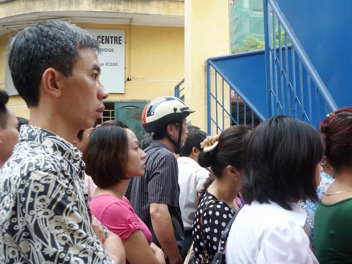 Cố chờ đợi cho con vào hẳn phòng thi, trống đánh giờ làm bài, những phụ huynh này mới "chịu" ra về thưa dần. Cố chờ đợi cho con vào hẳn phòng thi, trống đánh giờ làm bài, những phụ huynh này mới "chịu" ra về thưa dần.