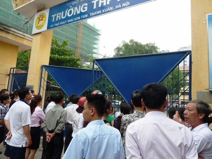 Trước khi vào thi, những phụ huynh này đã lên dây cót tinh thần cho những đứa con của mình bằng những lời động viên đầy lạc quan như: Cố gắng con nhé!”; “Cố hết sức mình”; “Tự tin mà làm con”. Chuẩn bị cho con ăn sáng, đồ đạc và đưa con đi từ sáng sớm, nhiều người thậm chí còn lo lắng cho sức khỏe của con trước kỳ thi quan trọng như thế này. Trước khi vào thi, những phụ huynh này đã lên dây cót tinh thần cho những đứa con của mình bằng những lời động viên đầy lạc quan như: Cố gắng con nhé!”; “Cố hết sức mình”; “Tự tin mà làm con”. Chuẩn bị cho con ăn sáng, đồ đạc và đưa con đi từ sáng sớm, nhiều người thậm chí còn lo lắng cho sức khỏe của con trước kỳ thi quan trọng như thế này.