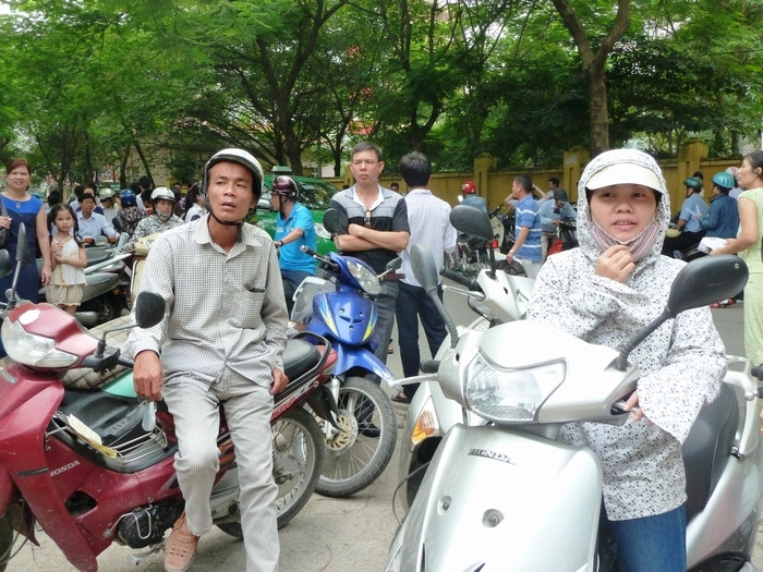 Trông ngóng con ra ngoài với nhiều vẻ mặt, tâm trạng. Trông ngóng con ra ngoài với nhiều vẻ mặt, tâm trạng.