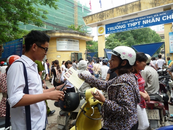 Sau khi thi xong, phụ huynh tươi cười hỏi han tình hình thi cử khó hay dễ, có làm được không. Sau khi thi xong, phụ huynh tươi cười hỏi han tình hình thi cử khó hay dễ, có làm được không.