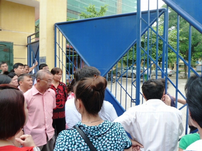 Lo lắng cho nhiều học sinh bị nhầm địa điểm thi phải chạy ra ngoài. Lo lắng cho nhiều học sinh bị nhầm địa điểm thi phải chạy ra ngoài.