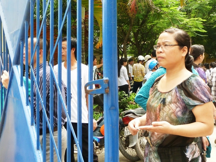 Có lẽ rằng, khi nhìn những hình ảnh về người bố người mẹ "đồng hành" cùng các học sinh, nhiều người không khỏi xúc động. Có lẽ rằng, khi nhìn những hình ảnh về người bố người mẹ "đồng hành" cùng các học sinh, nhiều người không khỏi xúc động.