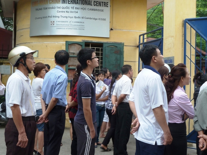 Hình ảnh được PV ghi vào buổi thi vào lớp 10 vào ngày 21/06: Con vào thi, nhưng những ông bố bà mẹ ở ngoài cổng đứng ngồi không yên đợi chờ, ngóng xem con có quên gì không, đã vào phòng thi chưa. Hình ảnh được PV ghi vào buổi thi vào lớp 10 vào ngày 21/06: Con vào thi, nhưng những ông bố bà mẹ ở ngoài cổng đứng ngồi không yên đợi chờ, ngóng xem con có quên gì không, đã vào phòng thi chưa.
