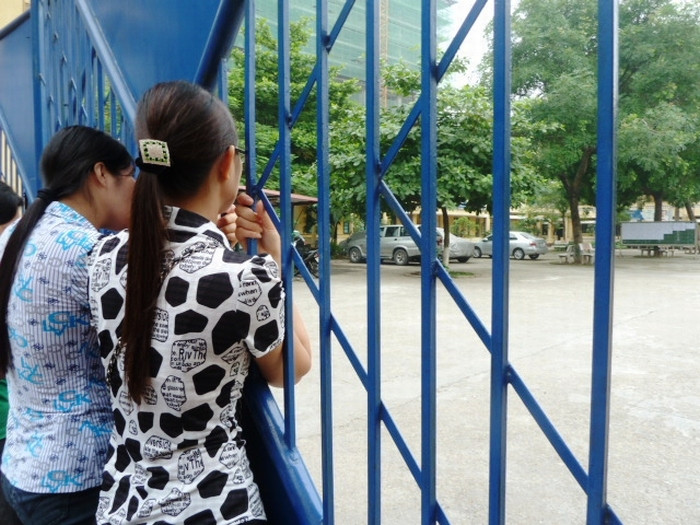 Quyết tâm bám trụ chiếc cổng đến cùng, đến khi nào không thấy bóng dáng con ở hành lang. Quyết tâm bám trụ chiếc cổng đến cùng, đến khi nào không thấy bóng dáng con ở hành lang.