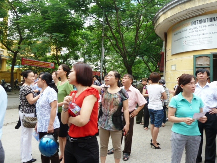 Một phụ huynh kêu lên: "Ai lại chủ quan như thế. Thương con bé, không ai đưa nó đi à? Có bác nào tình nguyện đưa cháu sang địa điểm kia với". Một phụ huynh kêu lên: "Ai lại chủ quan như thế. Thương con bé, không ai đưa nó đi à? Có bác nào tình nguyện đưa cháu sang địa điểm kia với".