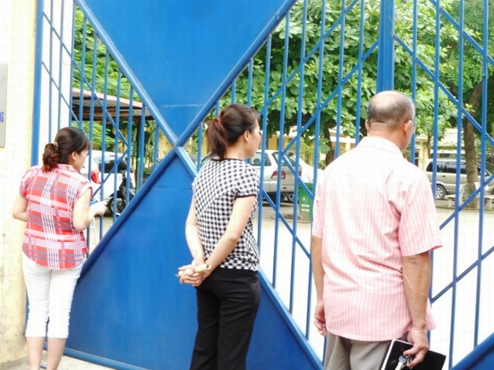 Mỗi người một tâm trạng khác nhau. Họ tranh thủ thời gian buổi sáng trước khi đi làm để lo cho con. Mỗi người một tâm trạng khác nhau. Họ tranh thủ thời gian buổi sáng trước khi đi làm để lo cho con.