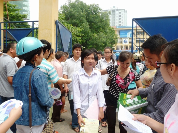 Người mẹ này "săn" con từ xa, chạy gần lại vồn vã, mừng rỡ nói: "Con gái mẹ làm bài thế nào? Có được không?" Người mẹ này "săn" con từ xa, chạy gần lại vồn vã, mừng rỡ nói: "Con gái mẹ làm bài thế nào? Có được không?"